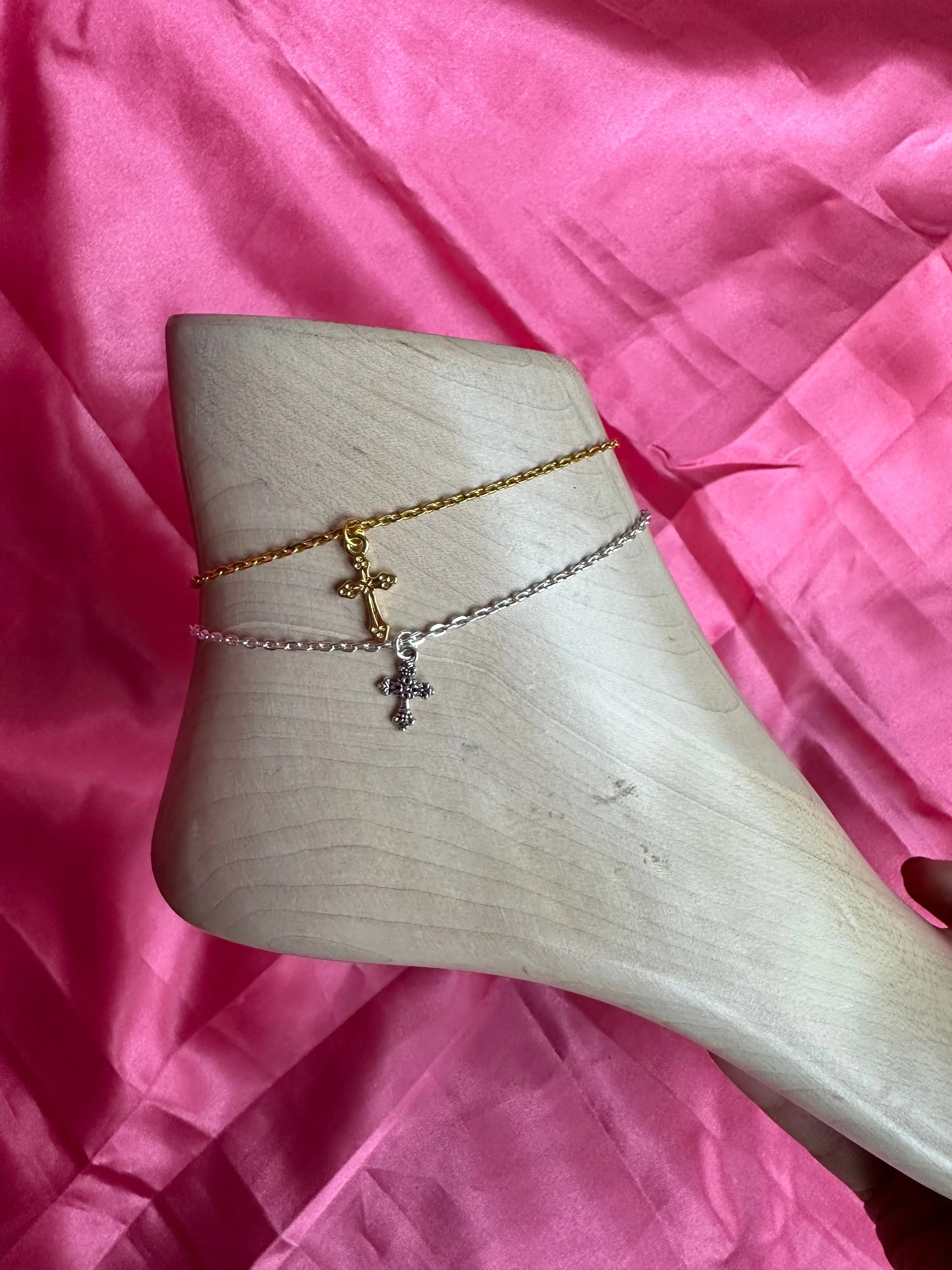 Cross pendant anklet