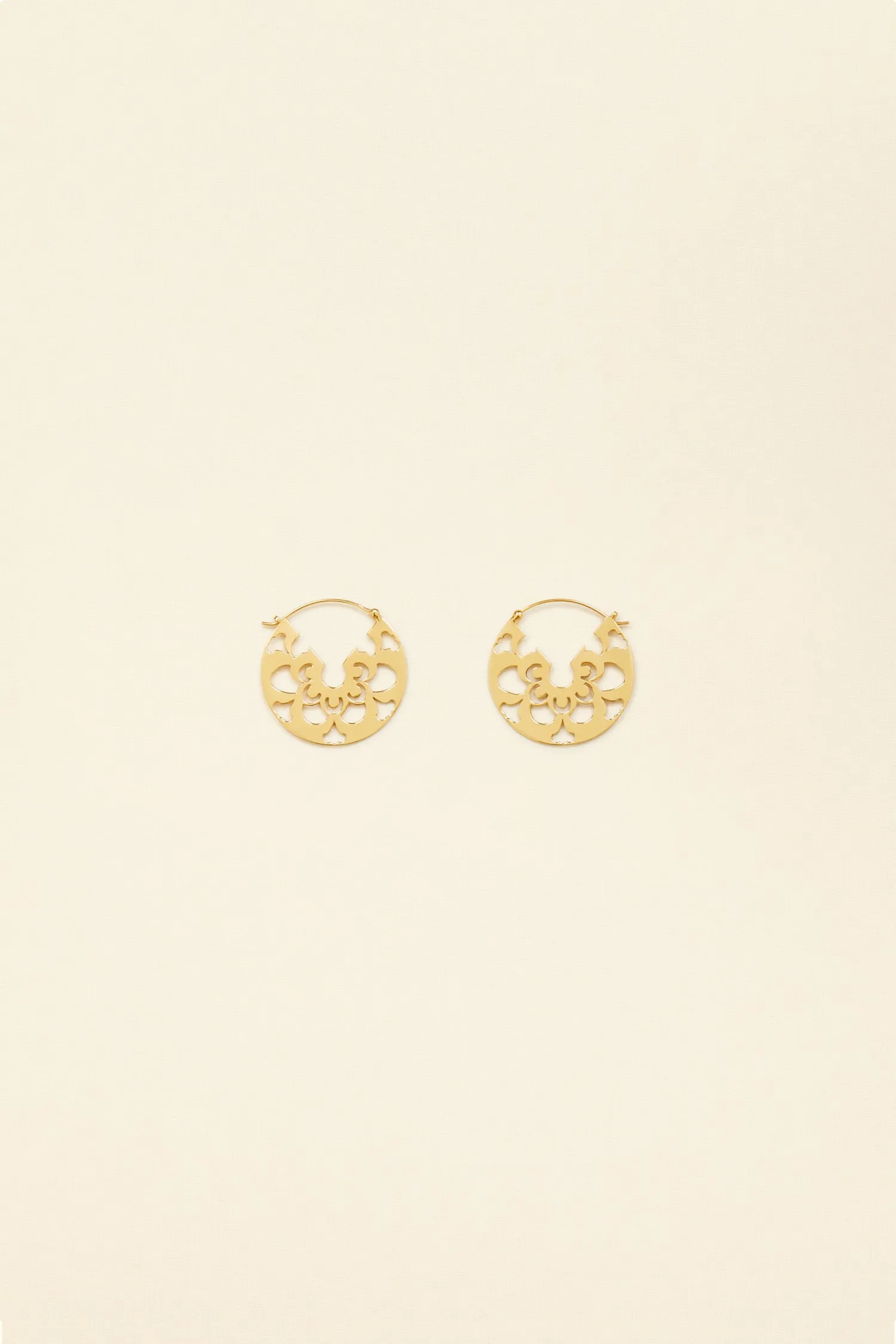Cut-out hoop earrings in gold-plated brass