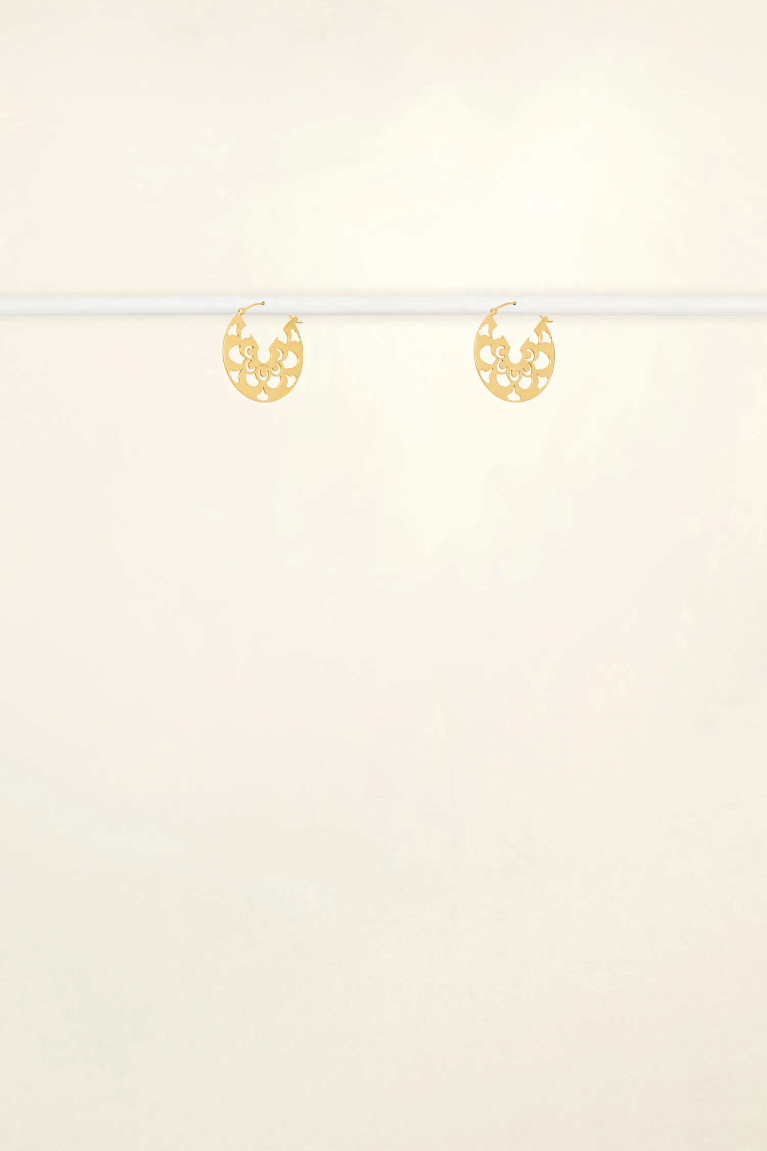 Cut-out hoop earrings in gold-plated brass
