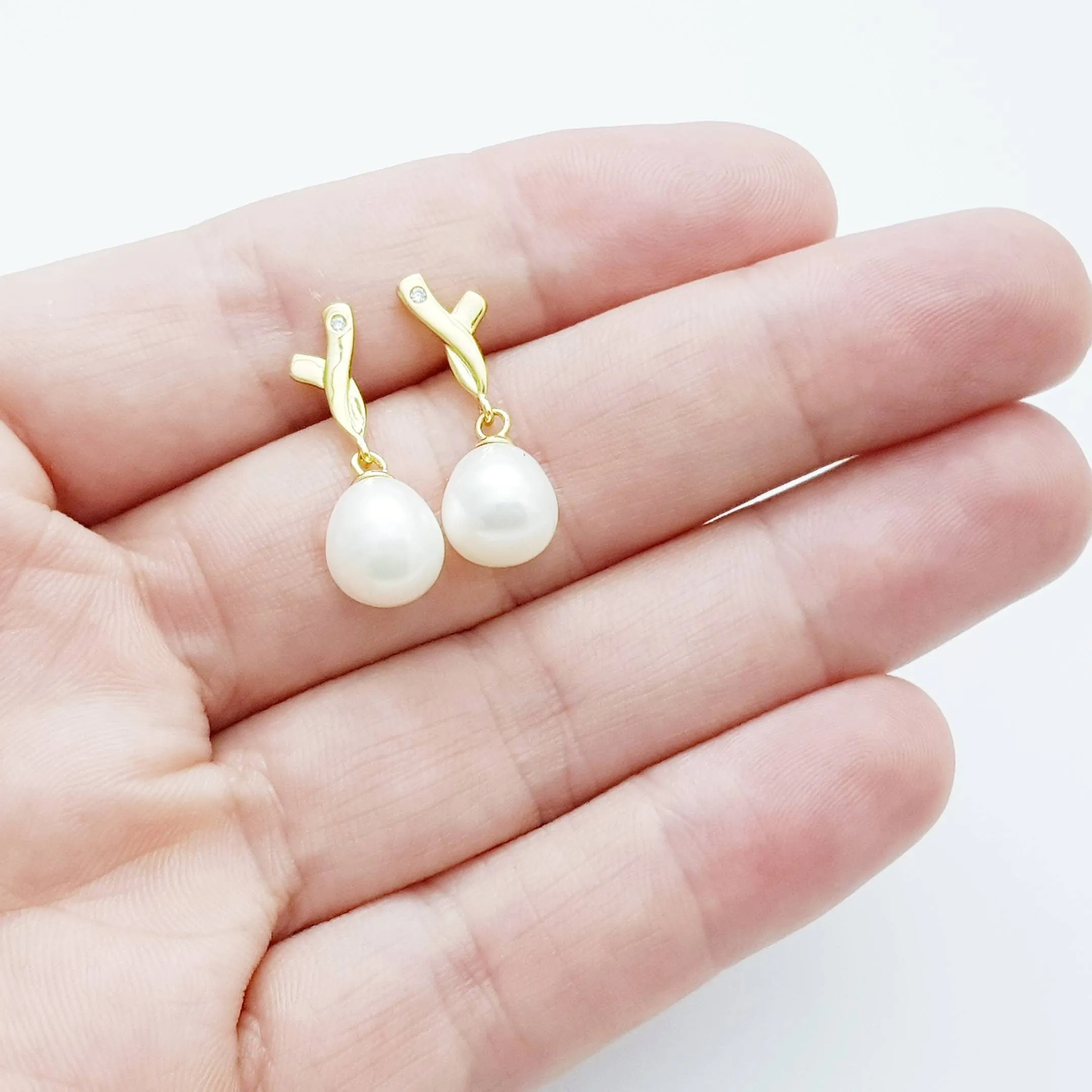 Drop pearl earrings with freshwater pearl