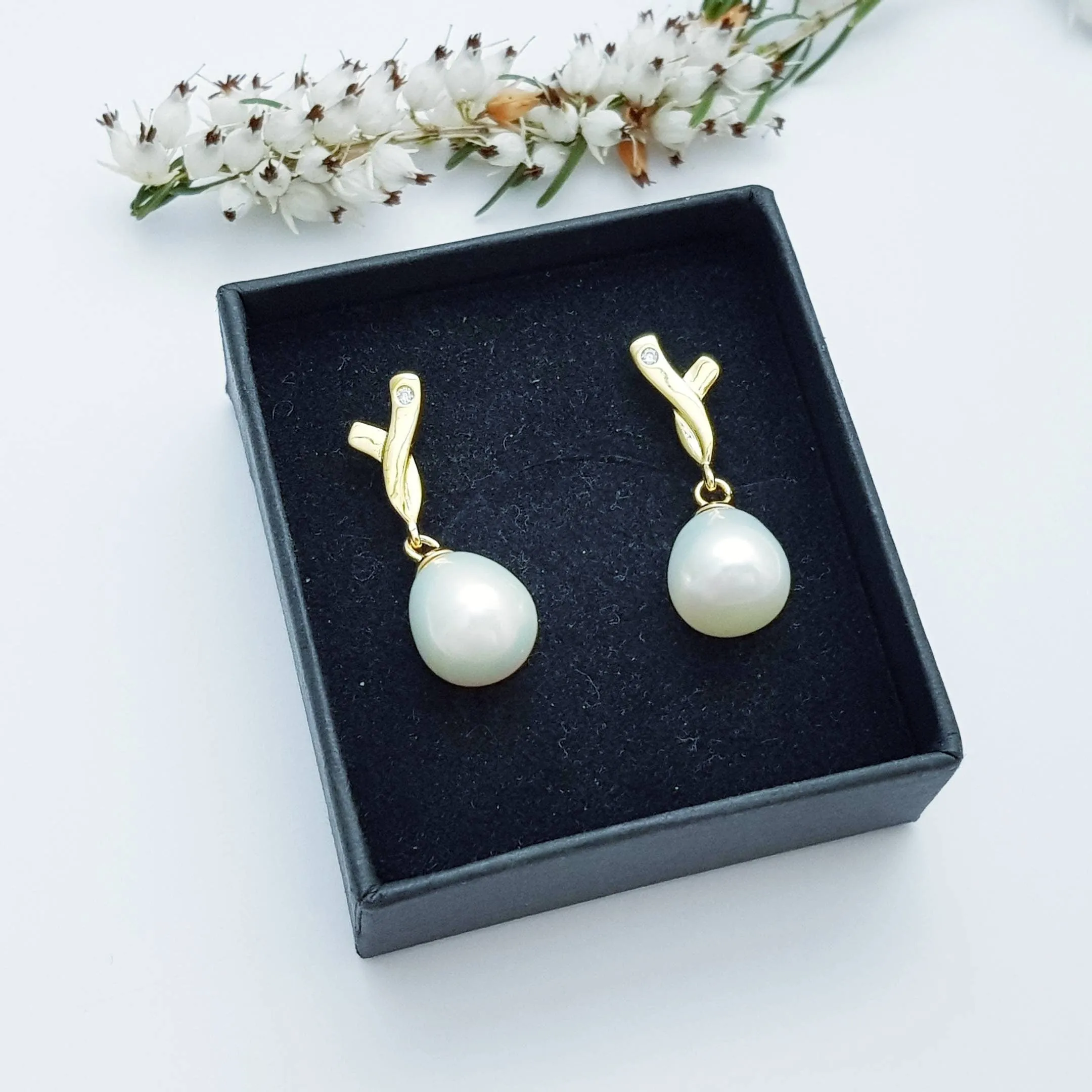 Drop pearl earrings with freshwater pearl