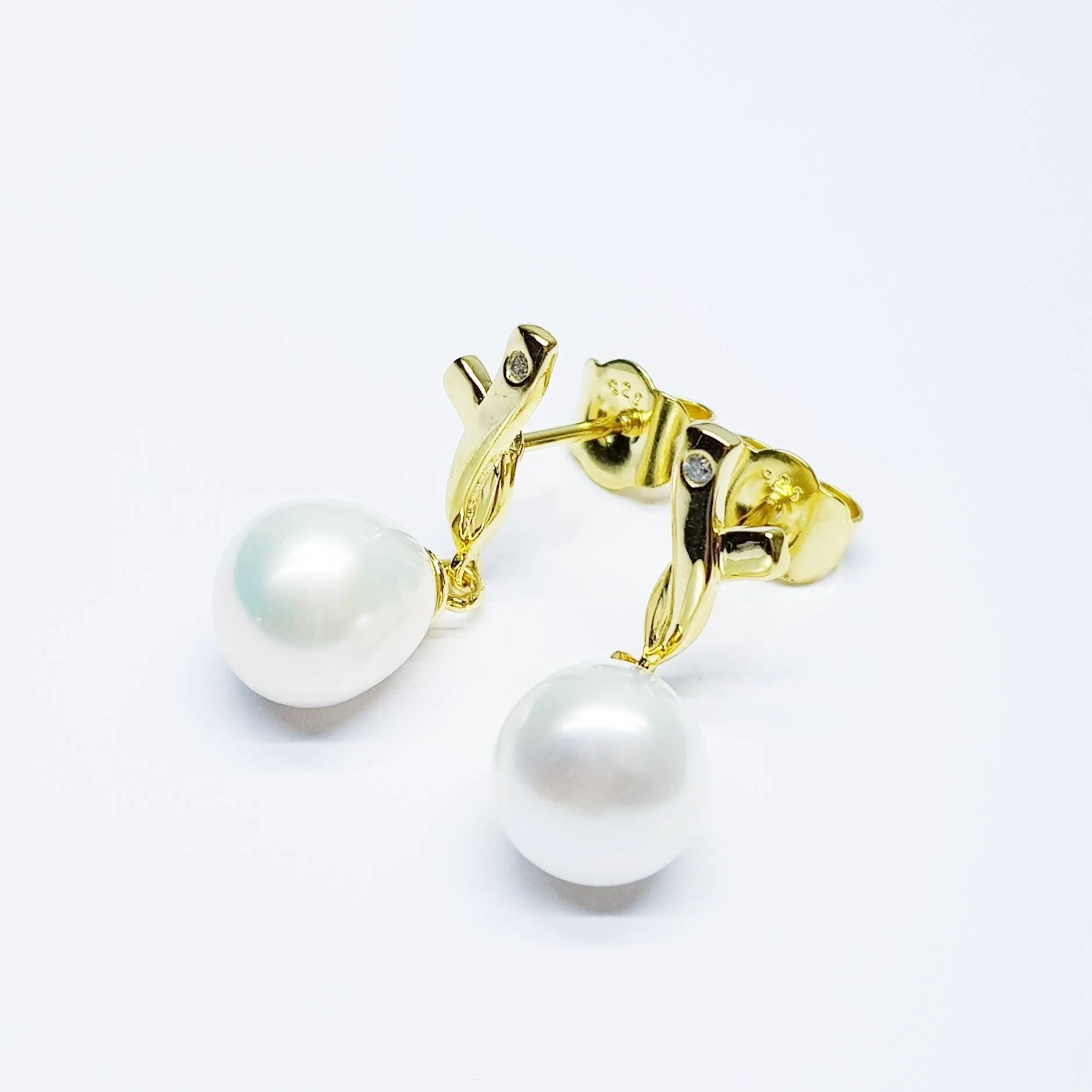 Drop pearl earrings with freshwater pearl
