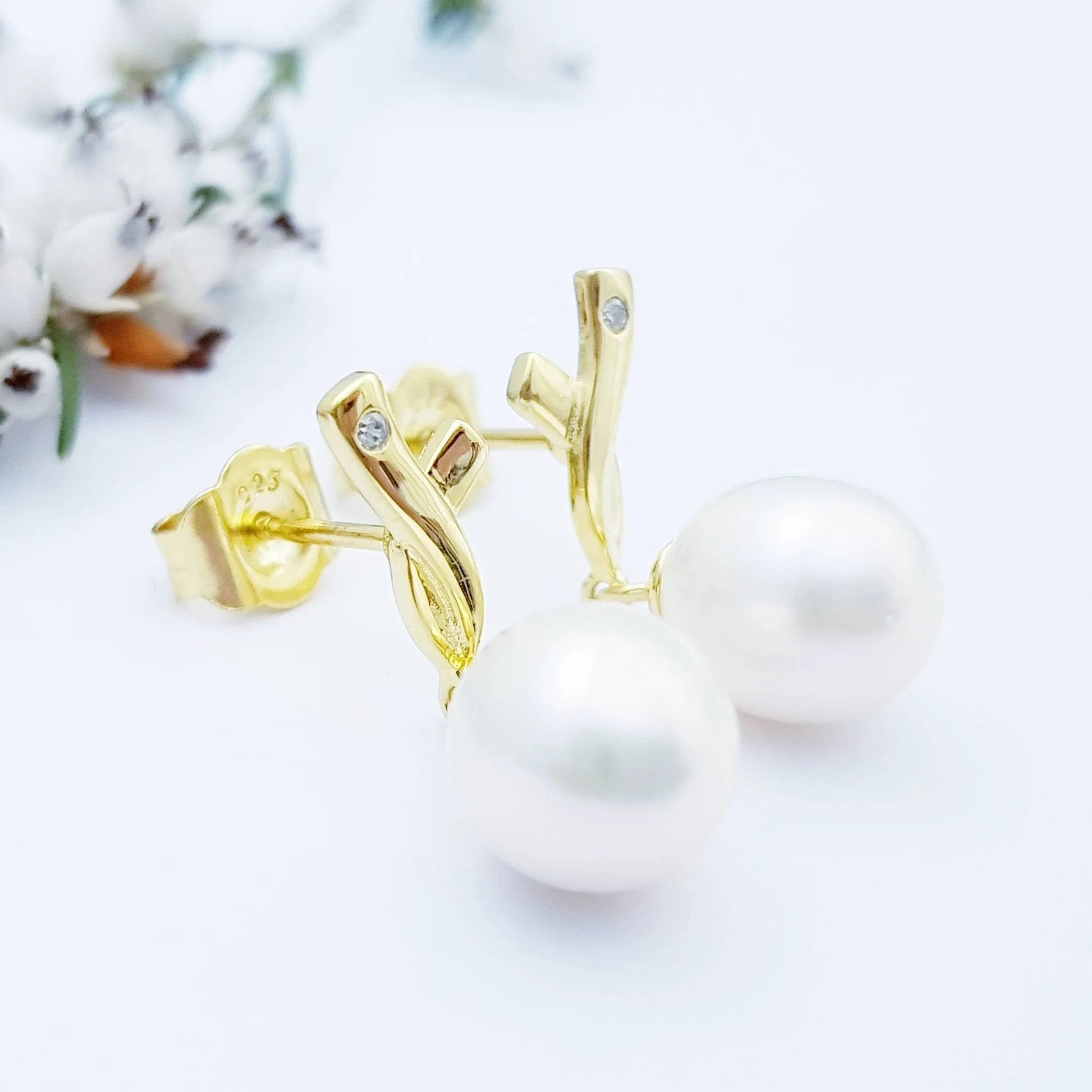 Drop pearl earrings with freshwater pearl