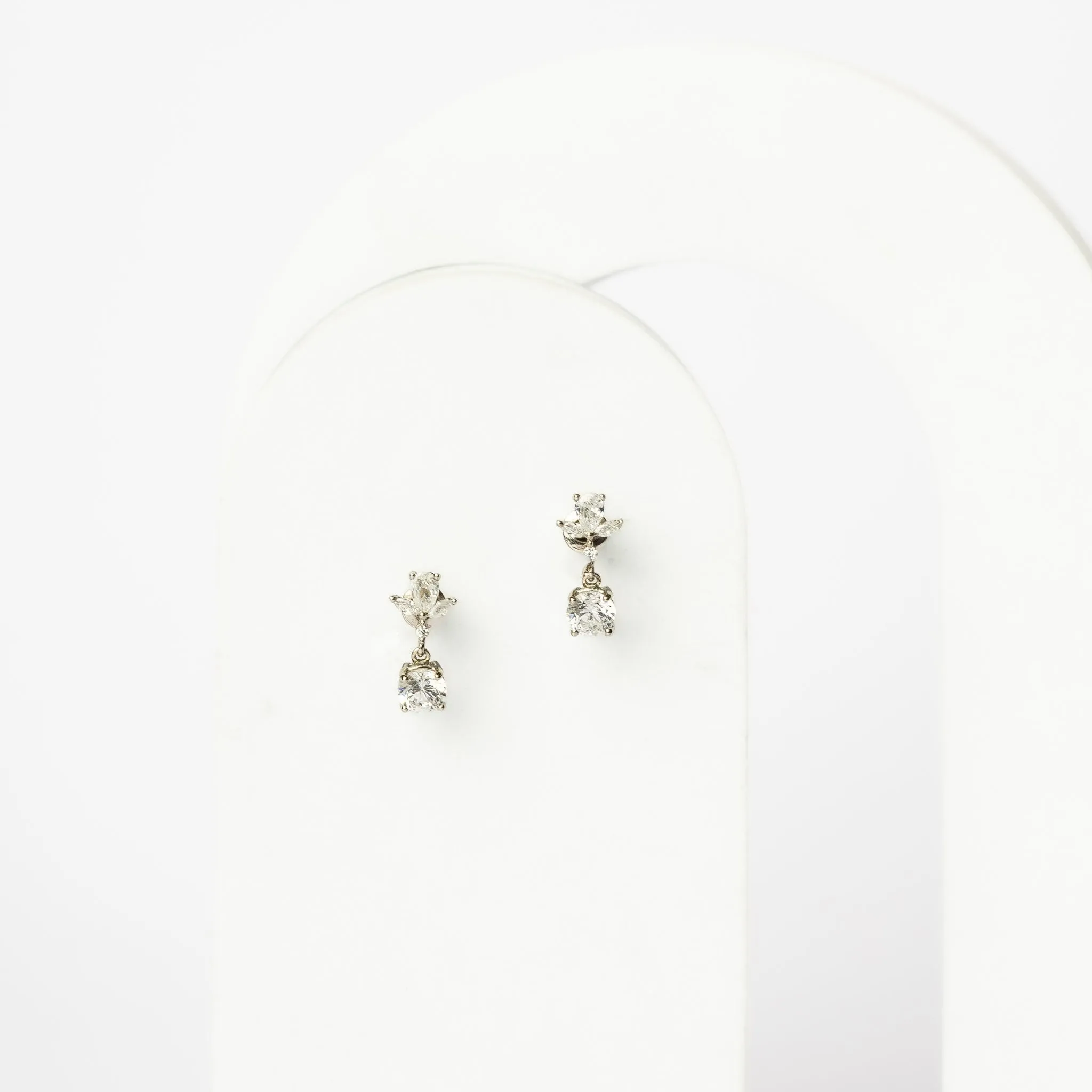 Exquisite Floral Diamond White Gold Silver Solitaire Dangle Drop Earring For Woman