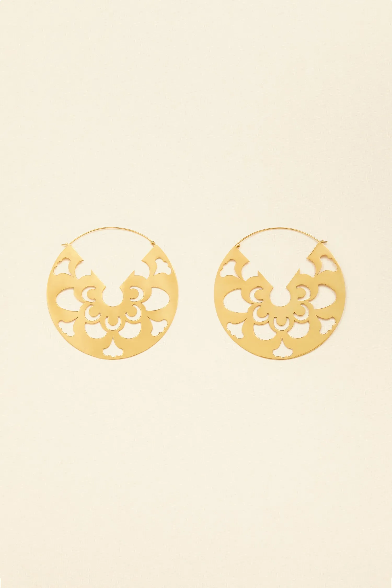 Large cut-out hoop earrings in gold-plated brass