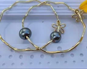 Wavy Bangle with Flower Charm and Gray Black Shell Pearl