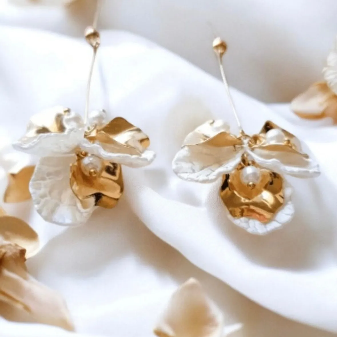 White - Pearl white & gold floral shell petals |Kawaii cute fun chain earrings | korean art dangle | frosted petal bar charm statement earrings